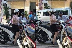 Thấy người đàn ông lớn tuổi hư xe máy giữa đường, người phụ nữ đi xe SH đã có hành động khiến nhiều người cảm động