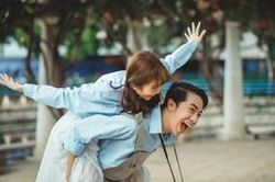 Bình thường thì 'lầy lội', nhưng khi chụp ảnh đôi thì Cris Phan và Mai Quỳnh Anh cũng tình cảm lắm đấy!