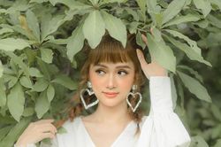 Ra mà xem Hương Giang 'cưa sừng làm nghé' tết tóc 2 chùm, mặc váy búp bê xinh đến 'nín thở' này!