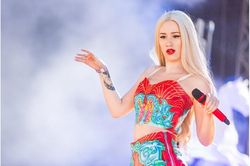 Iggy Azalea tạm dừng buổi biểu diễn của mình để làm điều điều tuyệt vời này cho cộng đồng LGBT!