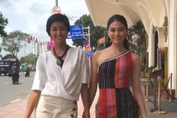 Miss Nhật Bản mặc trang phục Ê-Đê, nắm tay H'Hen Niê catwalk khắp phố phường