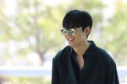 Chỉ cần một chiếc áo sơ mi đen buông lơi cúc ngực, nam thần Lee Min Ho đã khiến fan nữ 'rụng rời'