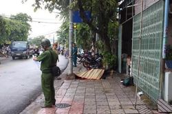 Tông cột đèn chiếu sáng trong cơn mưa, hai thanh niên thương vong