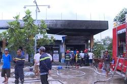 Cây xăng bùng cháy do bật bóng đèn phát ra tia lửa điện?
