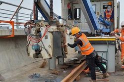 Cận cảnh ghép nối ray bằng công nghệ tối tân nhất thế giới ở tuyến đường sắt Nhổn - ga Hà Nội