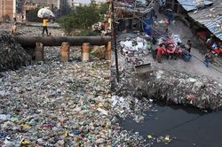 Nghạt thở trước cuộc sống trong 'địa ngục rác thải' ở Ấn Độ