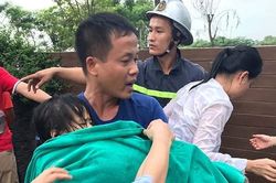 Cháu bé đi bơi bị 'dính' tay vào đường ống hút cặn bể