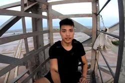 Vlogger khiến dân mạng khó hiểu khi thử thách leo cột điện cao 100 m