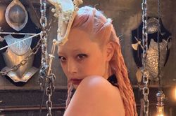Sulli được khen xinh đẹp dù trang điểm nhợt nhạt và đeo sừng yêu tinh