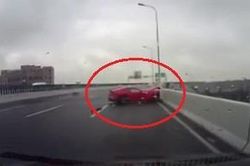 Siêu xe Ferrari nát bét sau tai nạn trên cao tốc Trung Quốc