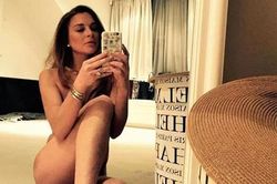 Lindsay Lohan gây tranh cãi vì chụp ảnh khoe thân táo bạo
