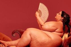 Miley Cyrus đăng ảnh phụ nữ béo, mẫu bán nude để quảng bá đĩa đơn