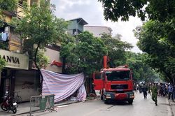 Sập ngôi nhà hai tầng trên phố cổ Hà Nội