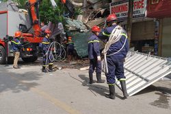 Vụ sập một phần nhà số 56 phố Hàng Bông: giải cứu thành công một bảo vệ bị mắc kẹt