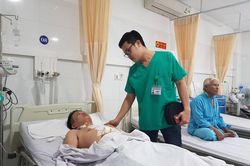Cứu sống ông bố bị kéo đâm thấu tim khi dọn bàn học cho con