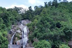 Xe khách chở 21 người lăn xuống vực sâu ở Quảng Ninh