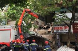 Hà Nội: Sập nhà 2 tầng trên phố Hàng Bông