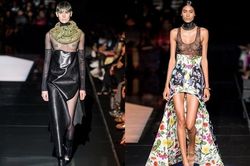 Người mẫu hở ngực sải bước ở Tuần lễ Thời trang Paris
