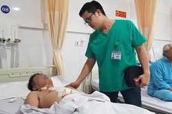 Dọn bàn học cho con, người đàn ông trượt ngã bị kéo đâm vào vùng ngực