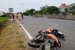 Tông vào cột mốc bên đường, cô gái thất thần bên thi thể bạn trai