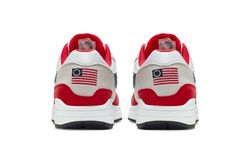 Nike rút bỏ mẫu giày mới in hình cờ Mỹ