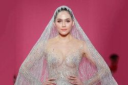 Mỹ nhân đẹp nhất Thái Lan khoe trọn vòng 1 với váy cưới trong suốt trên sàn diễn thời trang Haute Couture