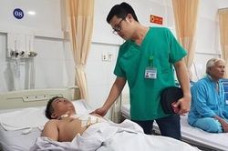 Trượt chân ngã, người đàn ông bị kéo đâm thủng tim