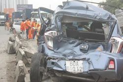 Xe khách gây tai nạn liên hoàn, 2 ô tô bẹp dúm, nhiều người thoát chết