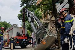 Sập nhà 2 tầng trên phố Hàng Bông, Hà Nội: Giải cứu một người bị mắc kẹt