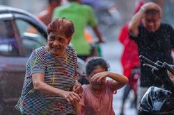 Mưa lớn kèm gió giật, cây đổ trước bão, người Hà Nội hối hả về nhà