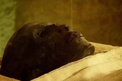 Vì sao thi hài Tutankhamun bốc cháy ngùn ngụt khi ướp xác?