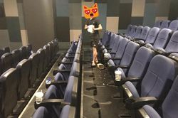 Bị nhắc xả rác trong rạp phim, nam sinh đáp trả khiến nhiều người lắc đầu 'ngán ngẩm'