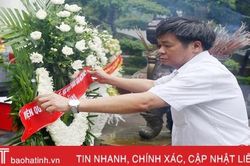 Cán bộ Viện Quan hệ quốc tế dâng hương tại Ngã ba Đồng Lộc