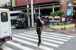 Philipines: Baguio cấm sử dụng thiết bị điện tử khi đi bộ trên phố