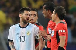 Lionel Messi 'nổi khùng' với trọng tài sau trận thua Brazil
