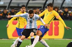 Messi một mình chống lại Selecao
