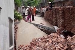 Ngôi nhà 2 tầng cùng đoạn ngõ xóm bất ngờ lún sâu 4m, nhiều hộ dân di dời khẩn cấp
