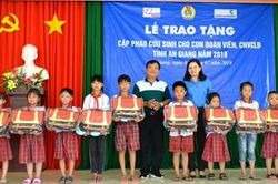 Trao 500 chiếc cặp phao cứu sinh cho học sinh vùng ngập lũ An Giang