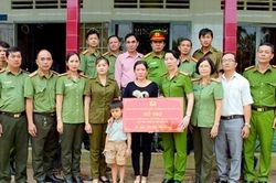 Hỗ trợ 2 Công an xã bị thương vong trong lúc làm nhiệm vụ