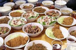 Khẩu phần một 'núi thức ăn' của nhà vô địch sumo thế giới