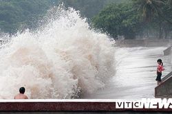 Bé gái vô tư chơi đùa với sóng dữ ở biển Đồ Sơn ngay trước khi bão số 2 đổ bộ