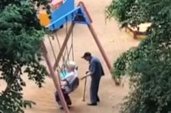 Hình ảnh tình tứ bên xích đu của cặp vợ chồng tuổi xế bóng khiến người xem trầm trồ