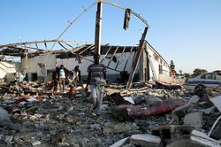 Hiện trường ngổn ngang sau vụ không kích vào trại tạm giữ ở Libya