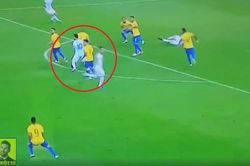 Cầu thủ Argentina đi bộ trong tình huống Brazil ghi bàn thắng thứ 2