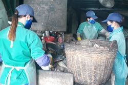 9 hũ sành chôn trong nhà máy rác Cà Mau chứa xương người