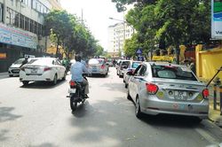 Taxi án ngữ cổng Bệnh viện 108