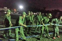 Đã bơm hút hơn 25 nghìn lít dầu trên tàu bị chìm ở Cảng Phú Quý