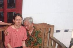 Mẹ già ngất xỉu khi thấy con gái trở về sau 22 năm lưu lạc tại Trung Quốc