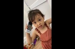 Con gái ghê gớm 'quát' bố đi chơi khiến dân mạng phì cười