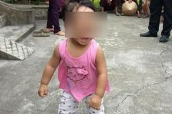 Bé gái hơn 1 tuổi bị bỏ lại chùa với nhắn nhủ của mẹ 'còn phải đi lấy chồng'